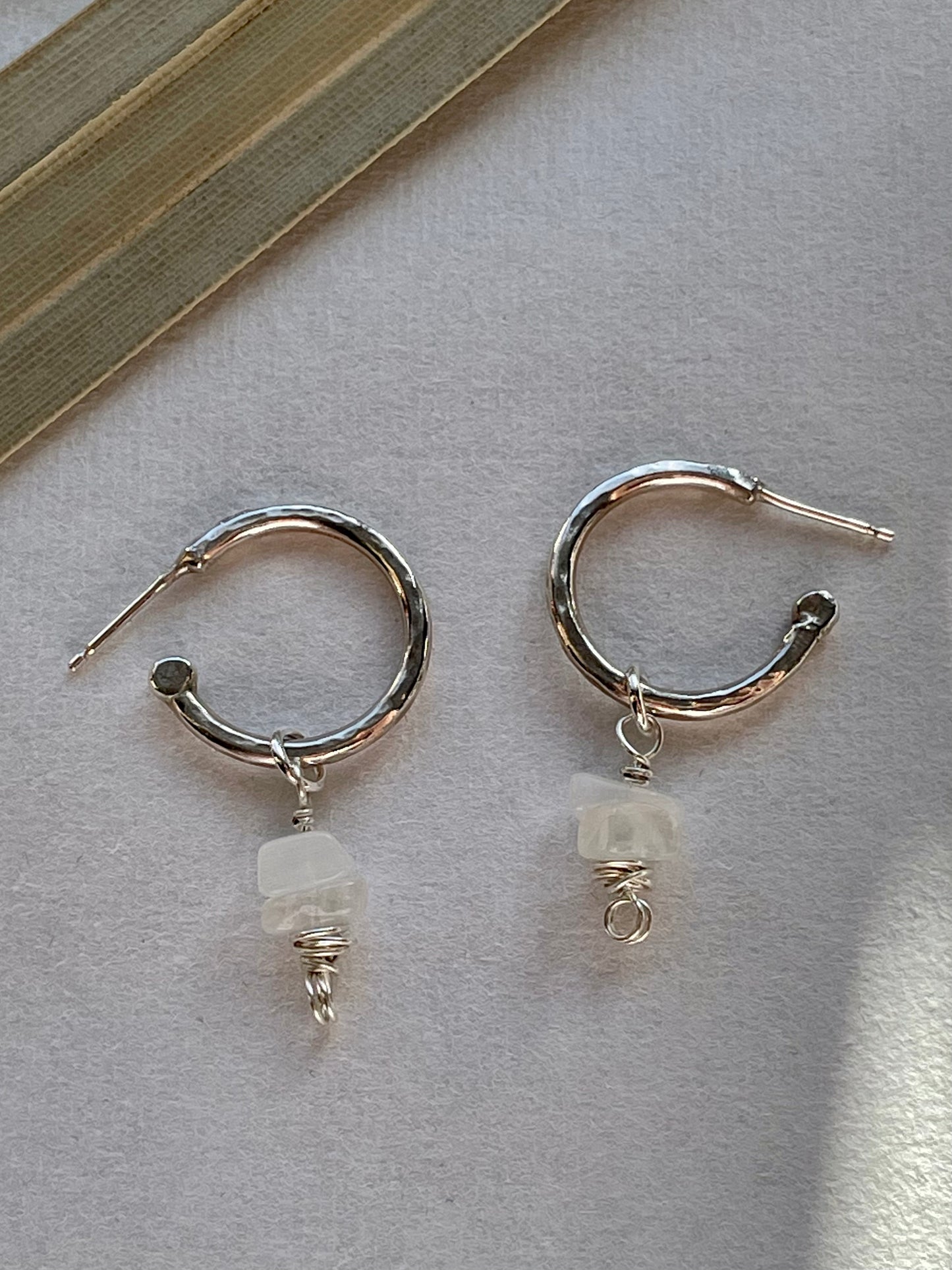 Charm-aros con cuentas de piedra lunar